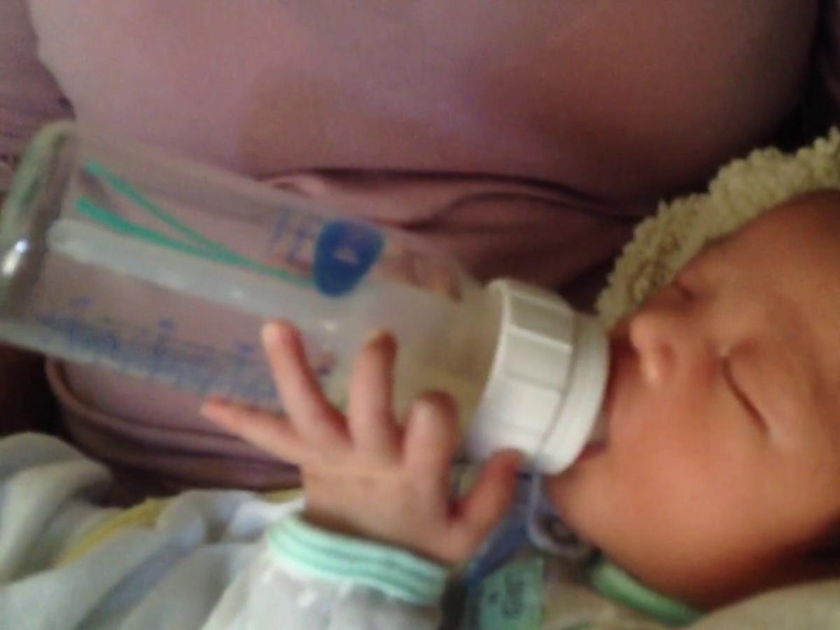18-dniowe niemowlę samodzielnie pije z butelki