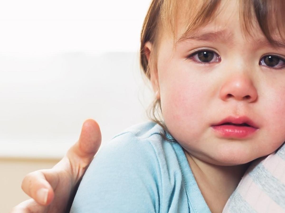 2-letnie dziecko płacze w objęciach mamy