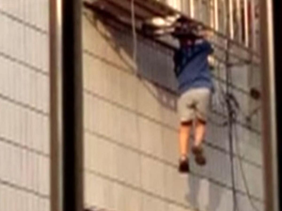 4-letni chłopiec utknął na balkonie między prętami