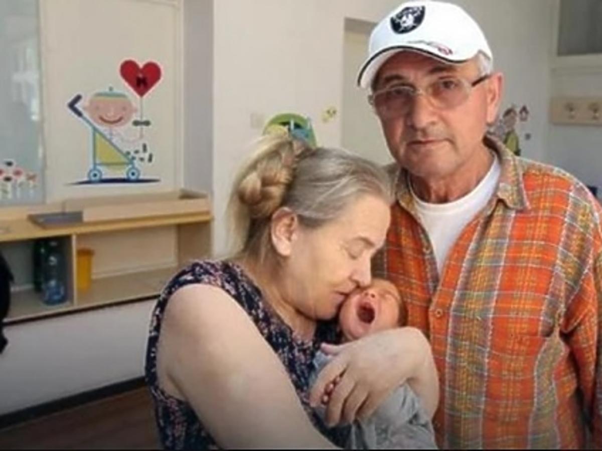 60-letnia matka z dzieckiem i mężem
