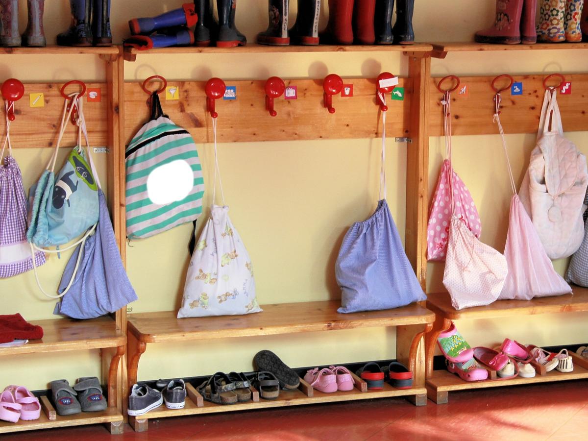 Buty i plecaki dzieci w przedszkolu