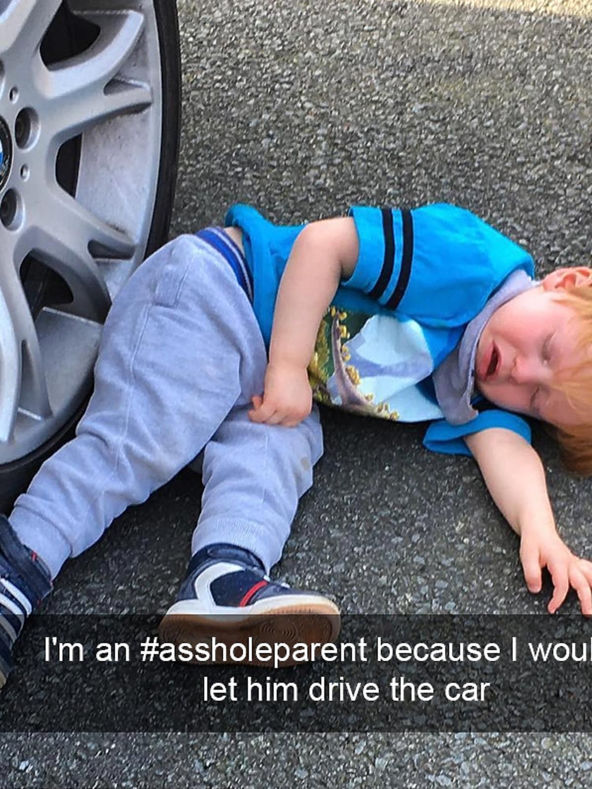 Chłopiec płacze, bo mama nie pozwoliła mu prowadzić samochodu