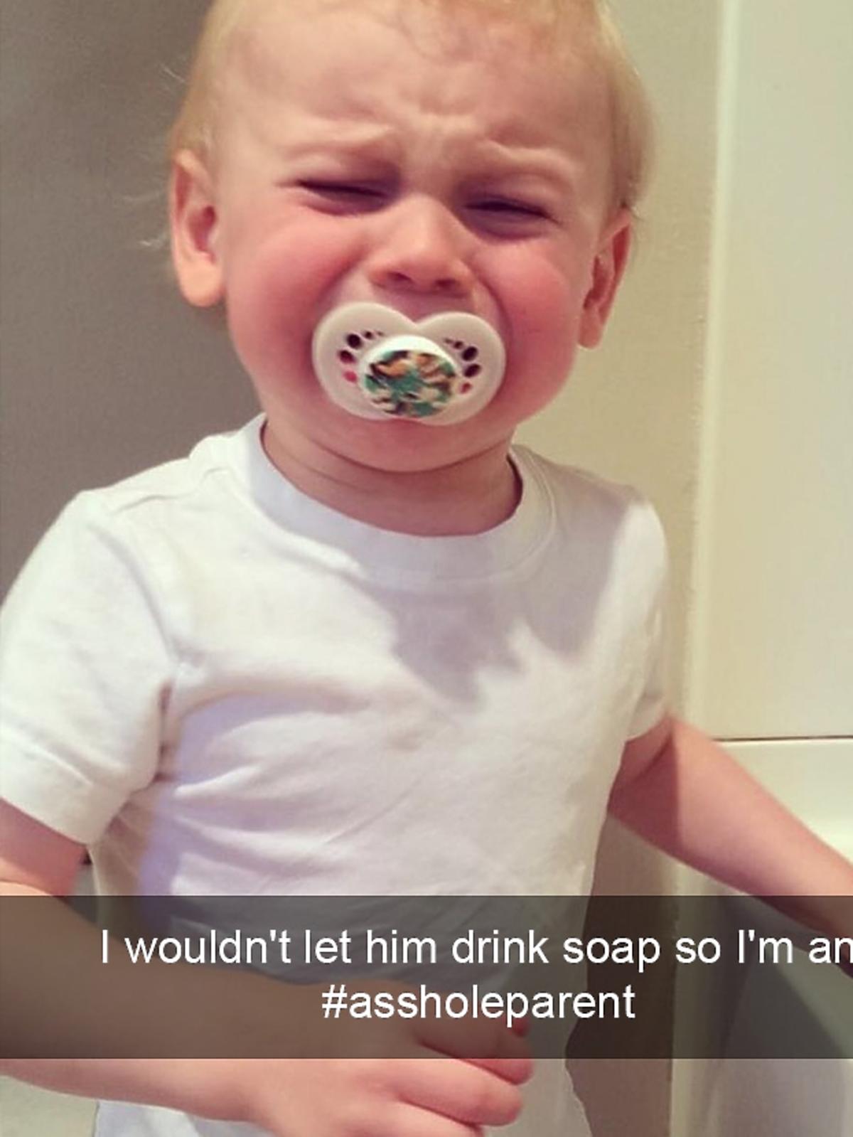 Chłopiec płacze, bo mama nie pozwoliła mu wypić mydła w płynie