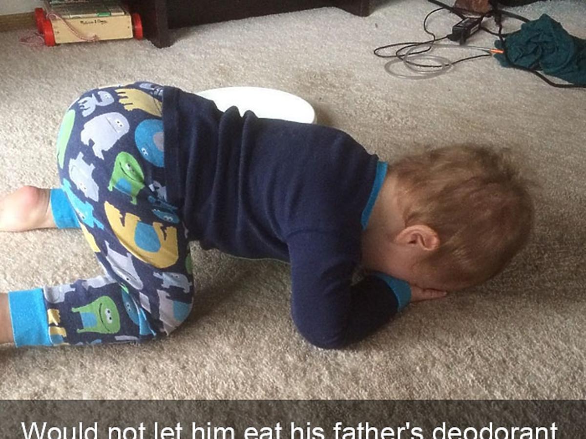 Chłopiec płacze, bo mama nie pozwoliła mu zjeść dezodorantu taty