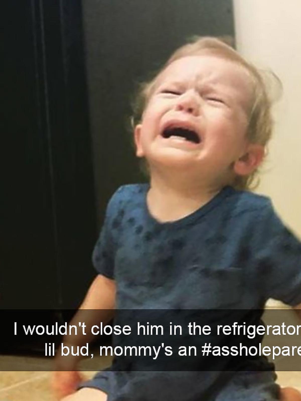 Chłopiec płacze, bo mama nie zamknęła go w lodówce
