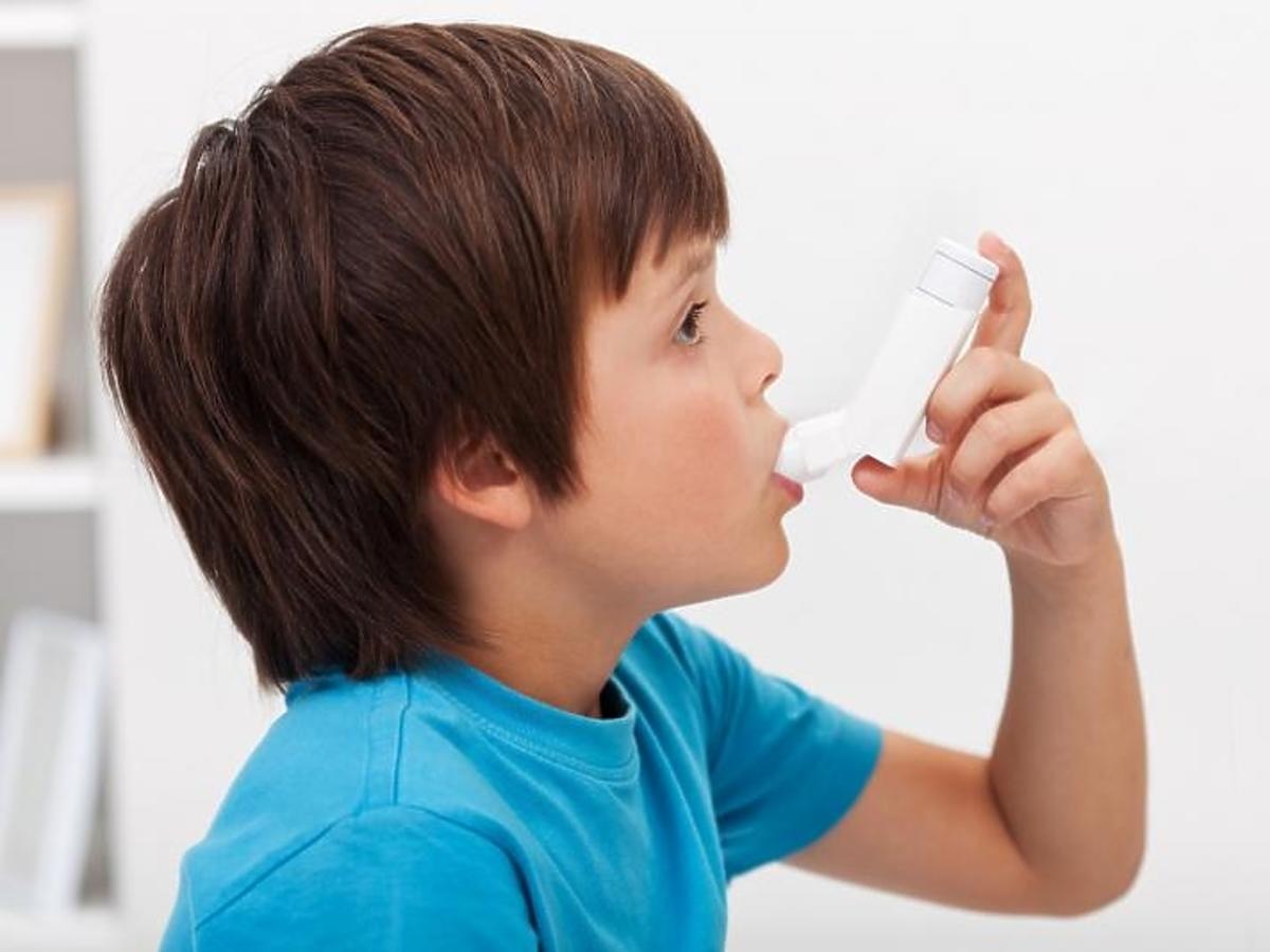 Chłopiec używa inhalatora