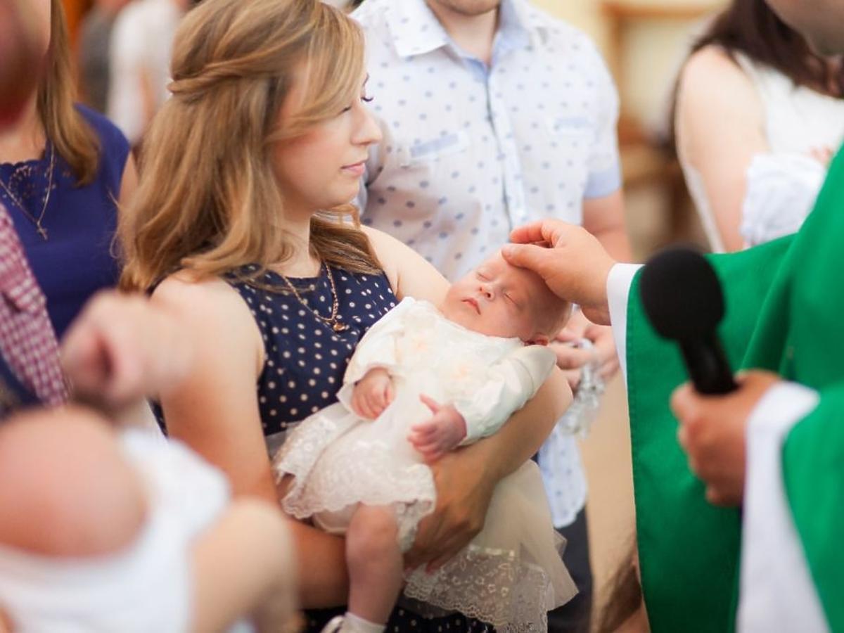 Coraz mniej rodziców chrzci dzieci