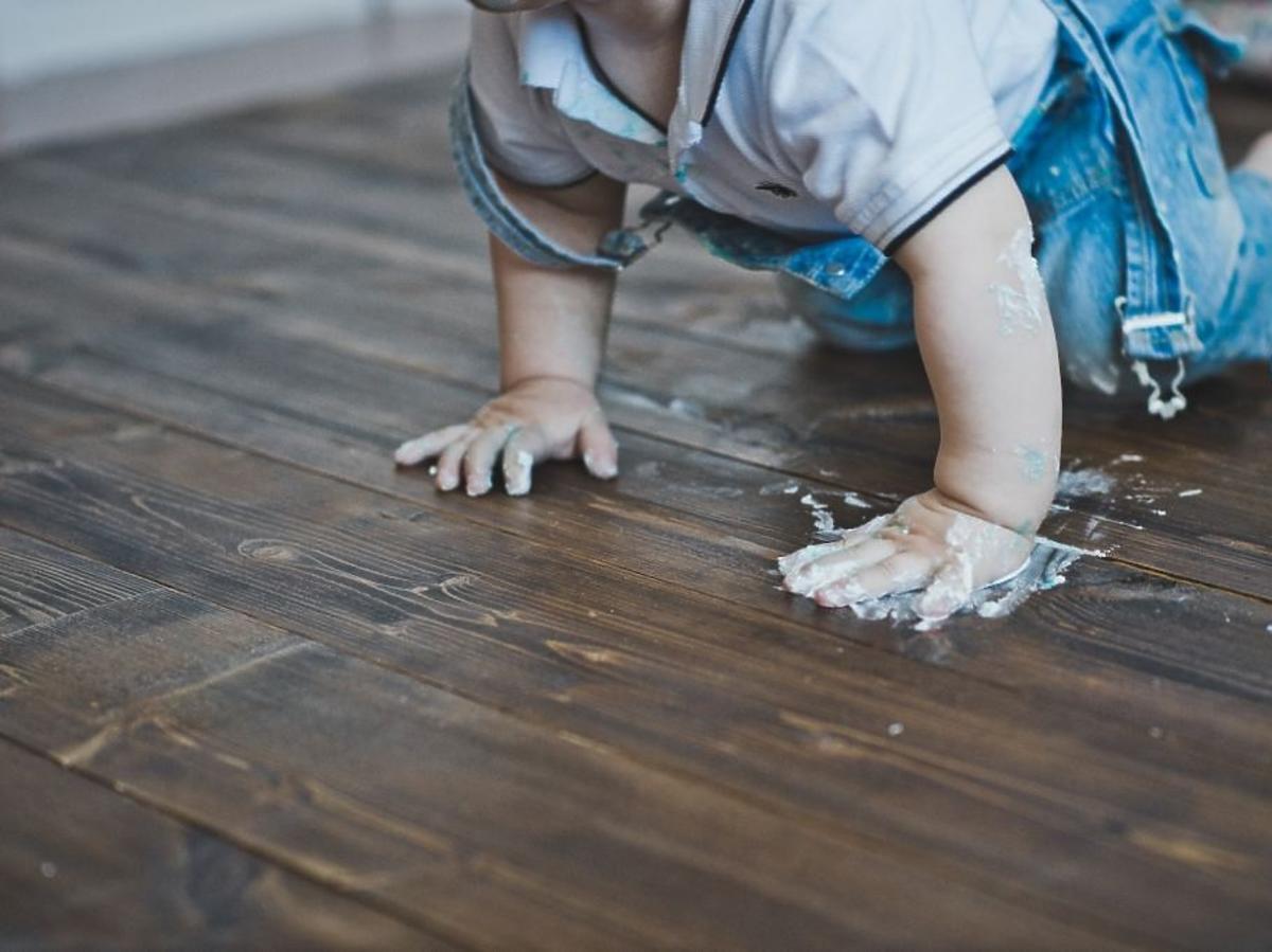 Czy jedzenie z podłogi może być dla dziecka szkodliwe?