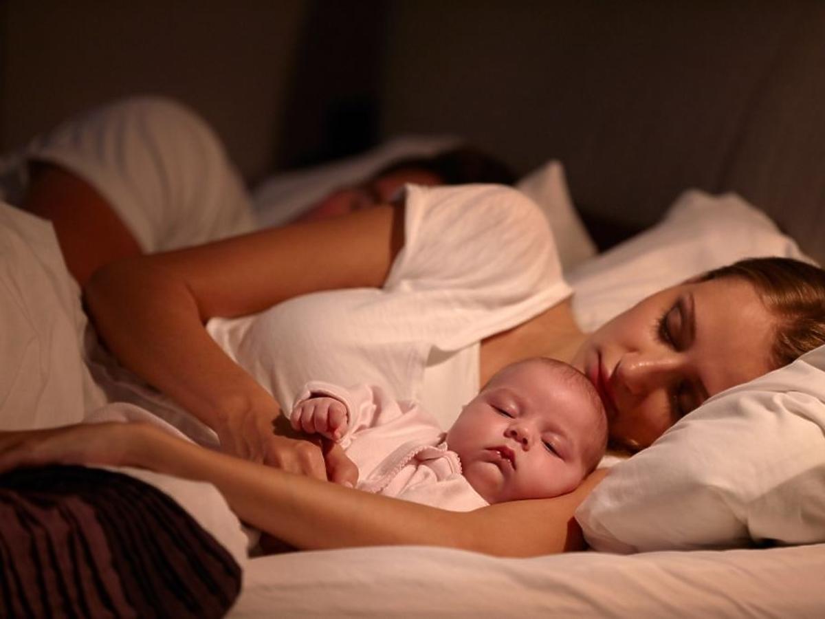 Czy spanie z dzieckiem w jednym łóżku może być niebezpieczne