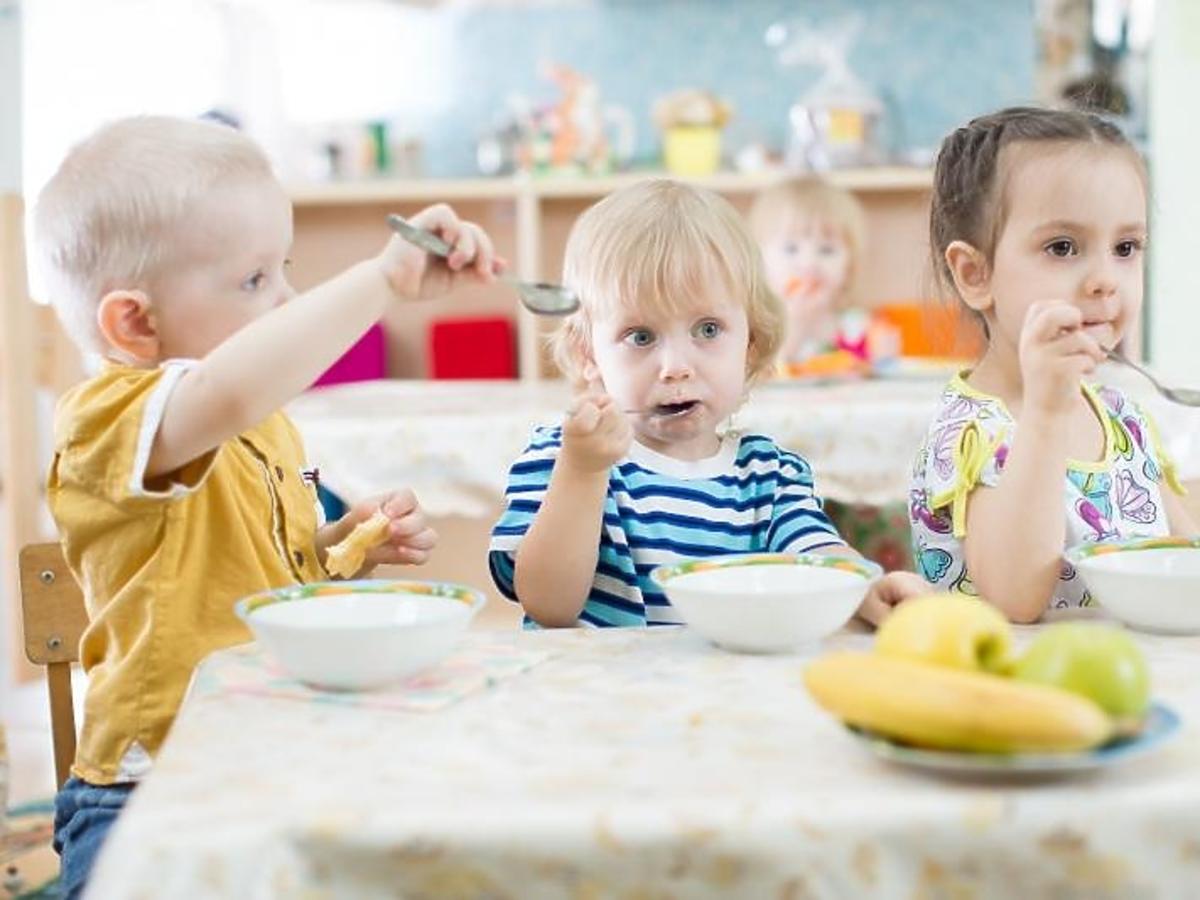 Dzieci jedzą posiłek w przedszkolu