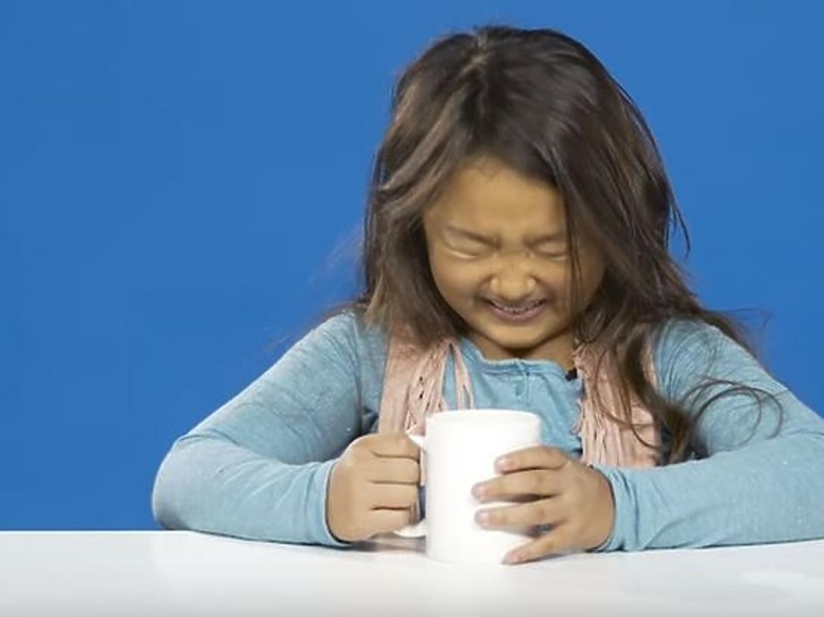 Dzieci piją kawę po raz pierwszy w życiu
