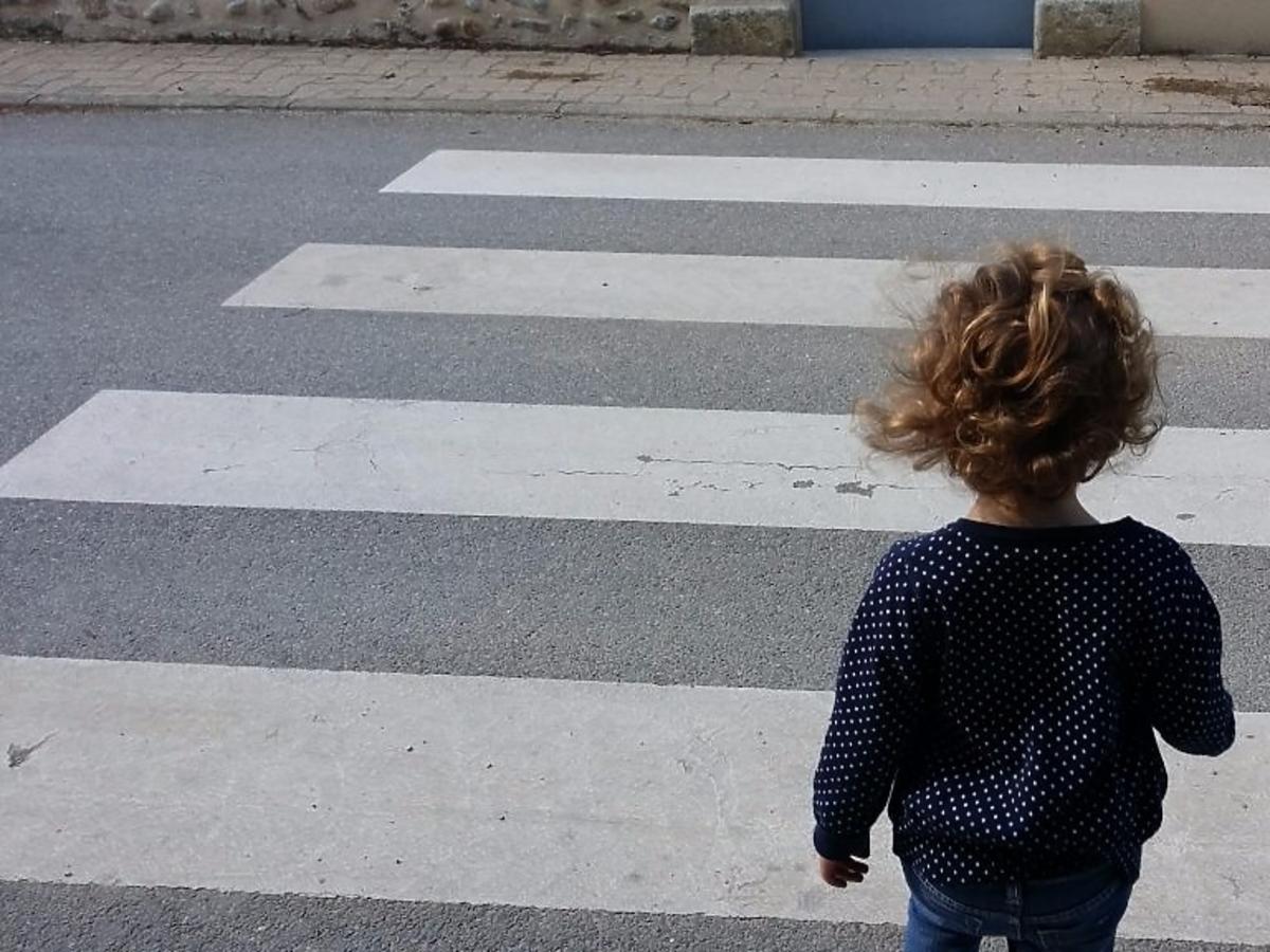 Dziecko na przejściu dla pieszych