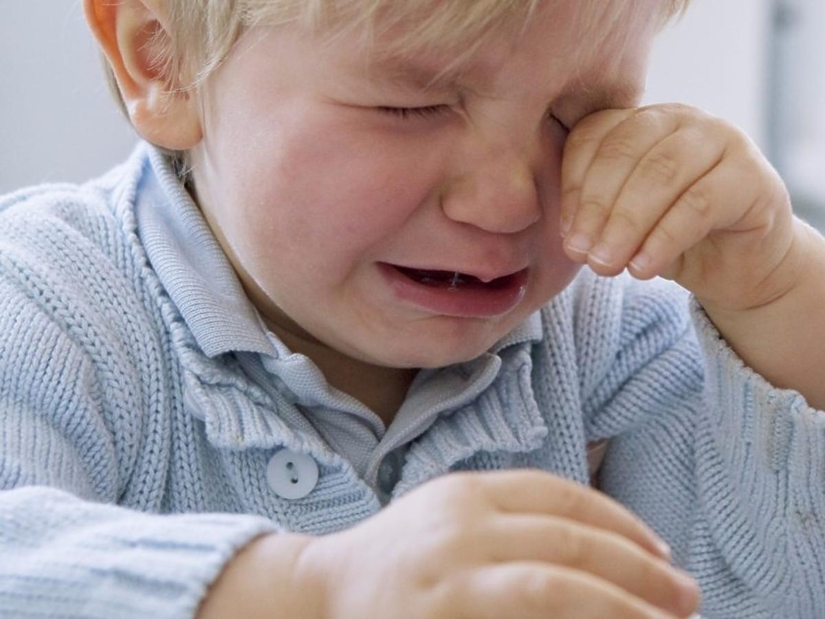 Dziecko płacze podczas biopsji szpiku
