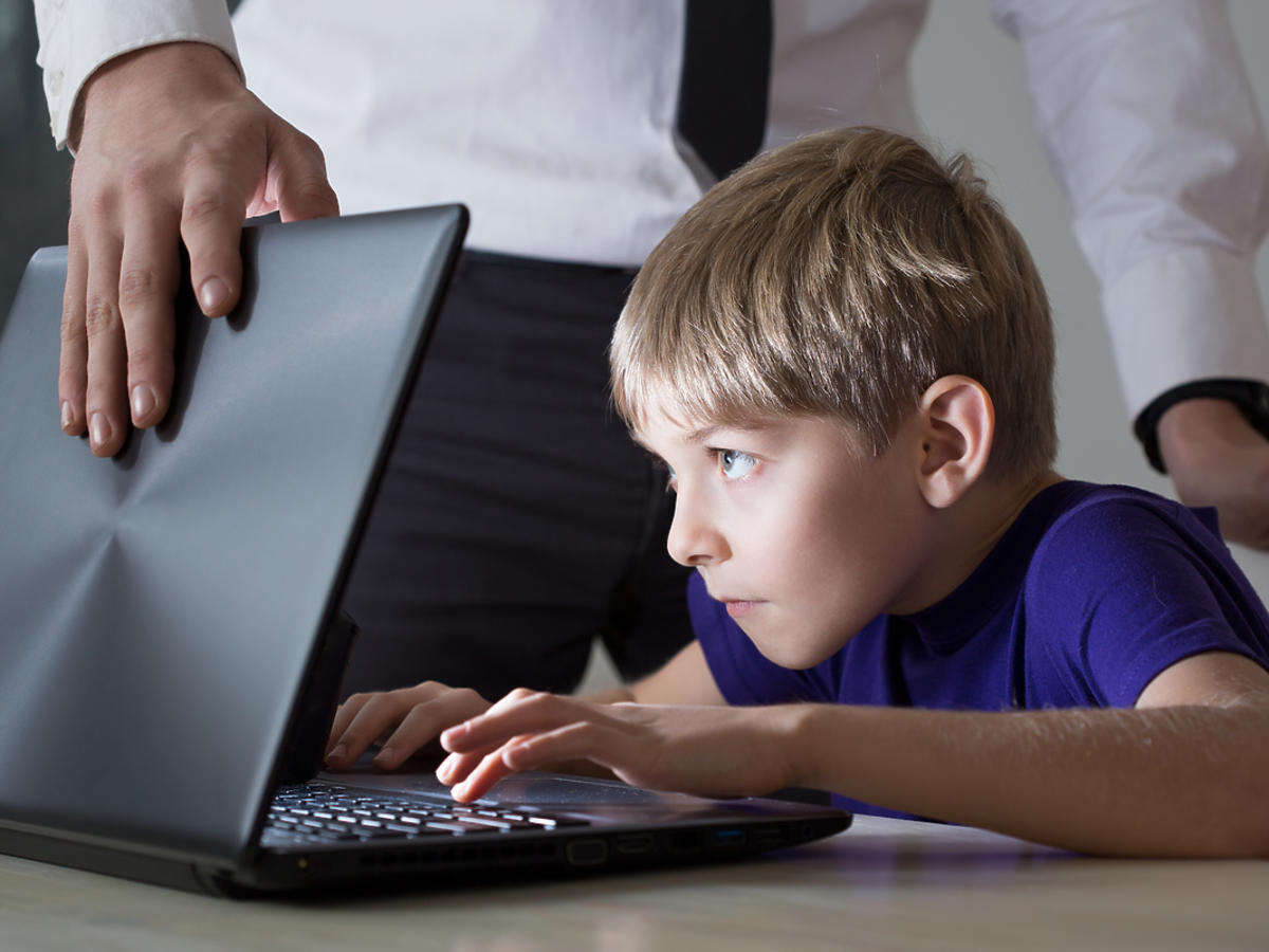 dziecko przed komputerem 