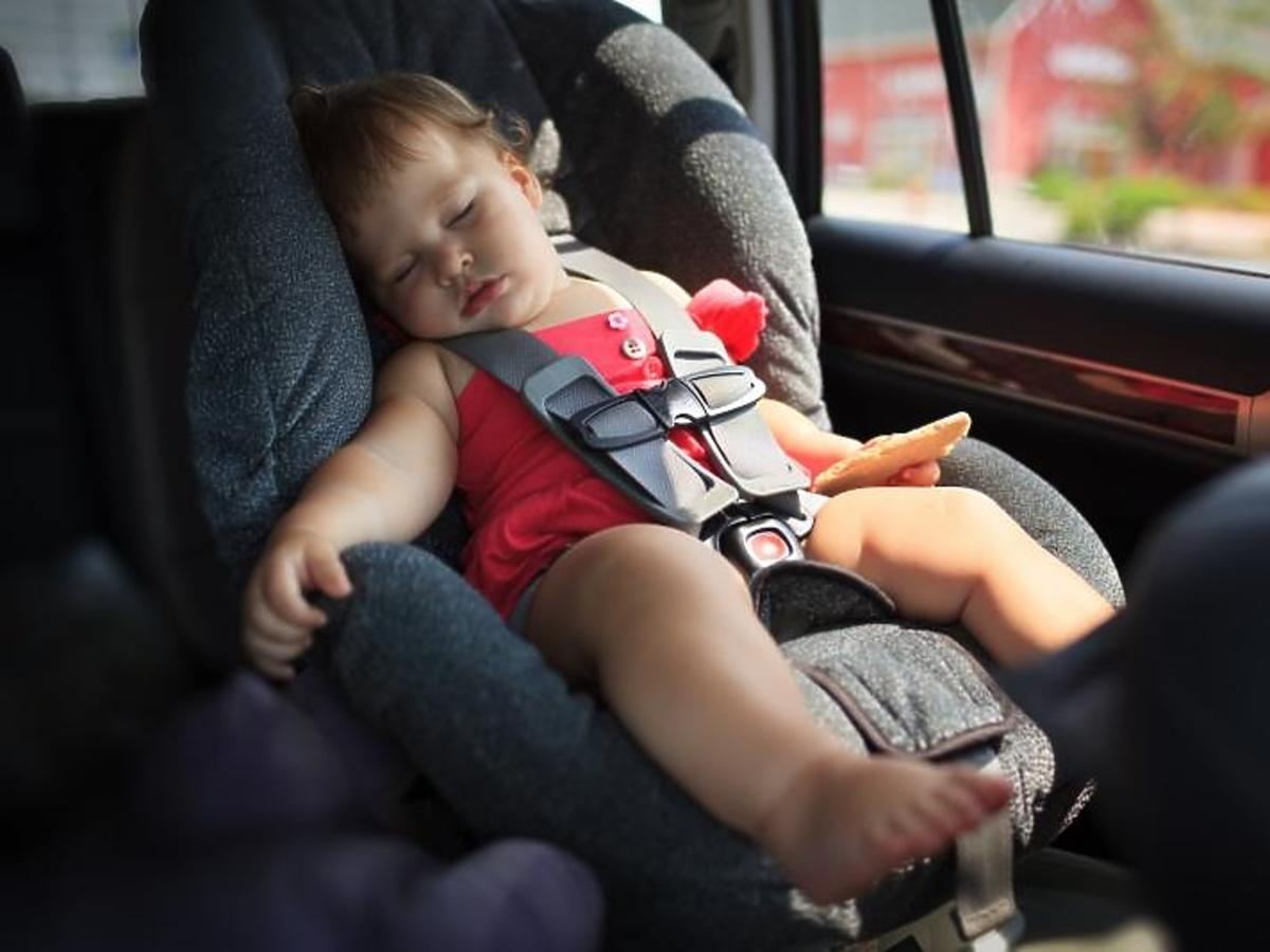 Dziecko śpi latem w samochodzie