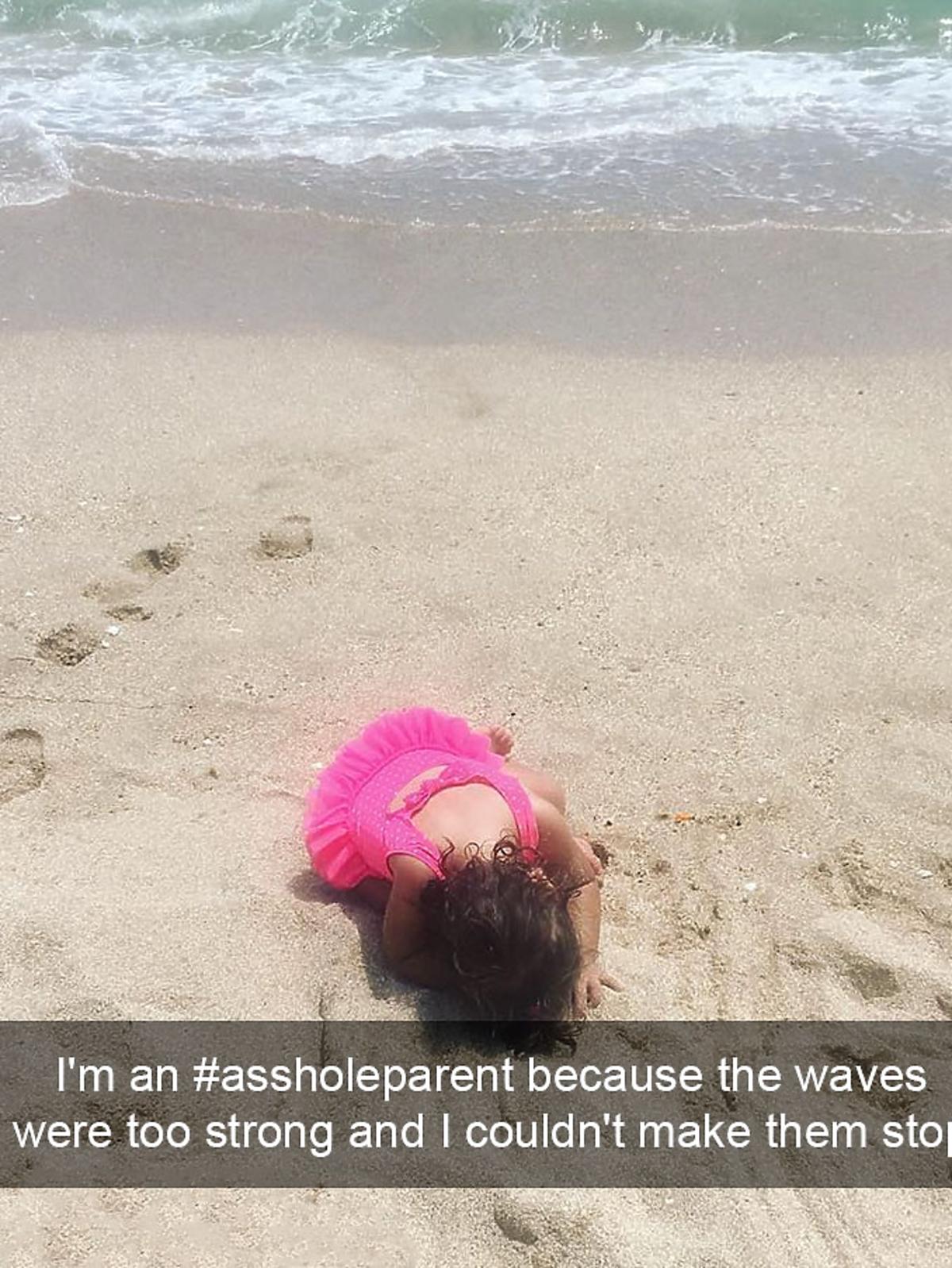 Dziewczynka leży na plaży i płacze, bo mama nie zmniejszyła fal