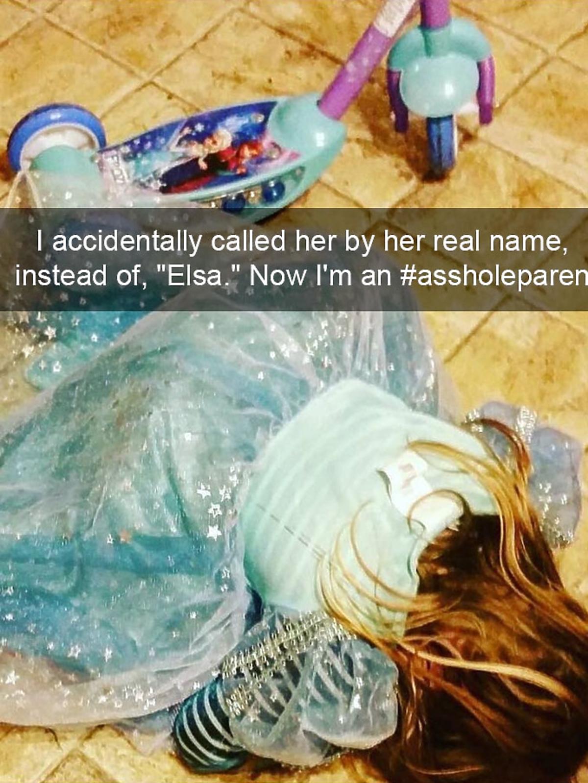 Dziewczynka leży na podłodze, bo mama nazwała ją jej prawdziwym imieniem