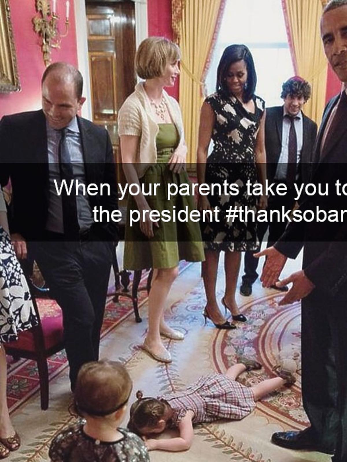 Dziewczynka leży na podłodze podczas spotkania z prezydentem USA Barackiem Obamą