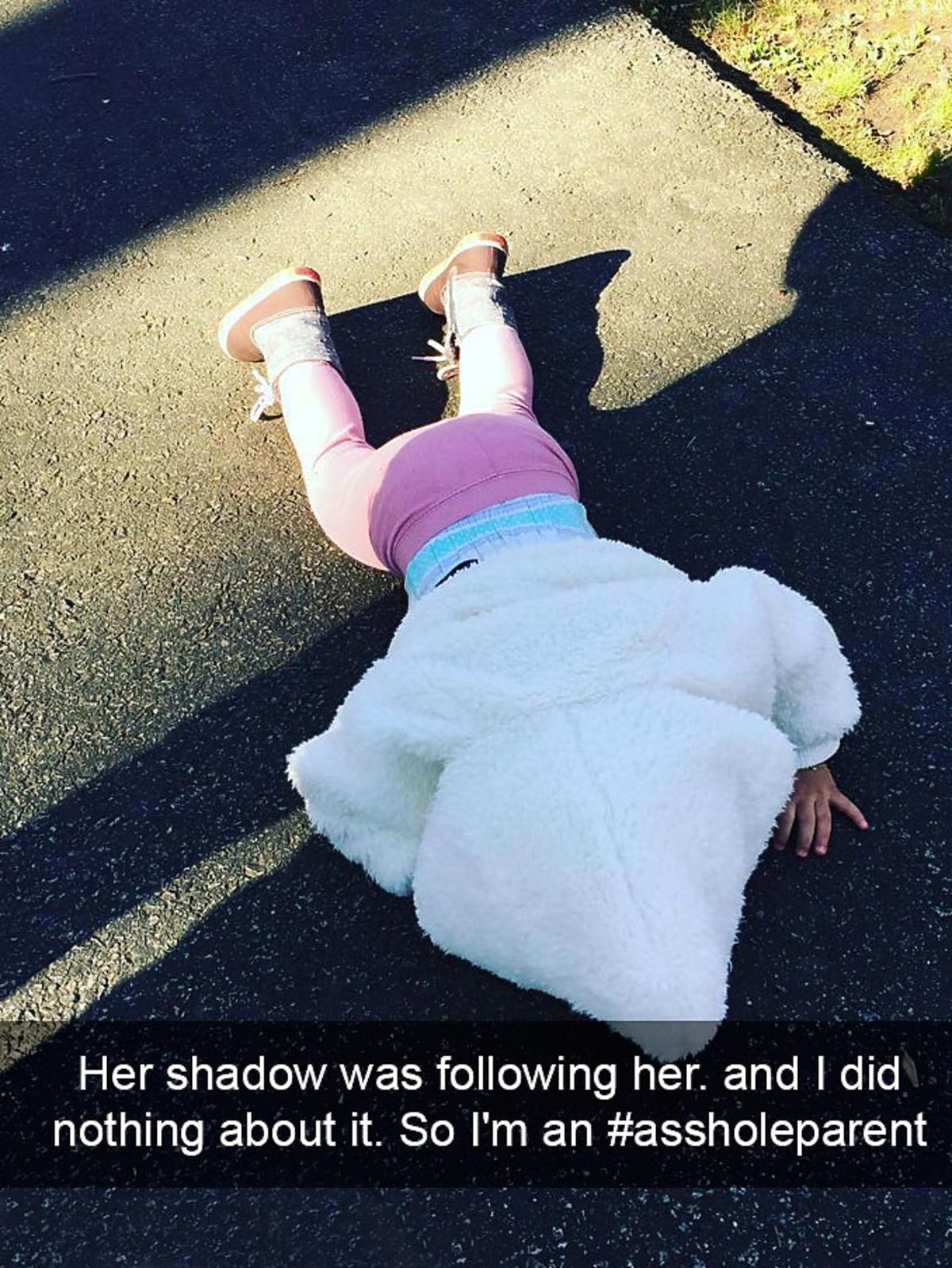 Dziewczynka leży na ulicy, bo mama nie zdjęła z niej cienia