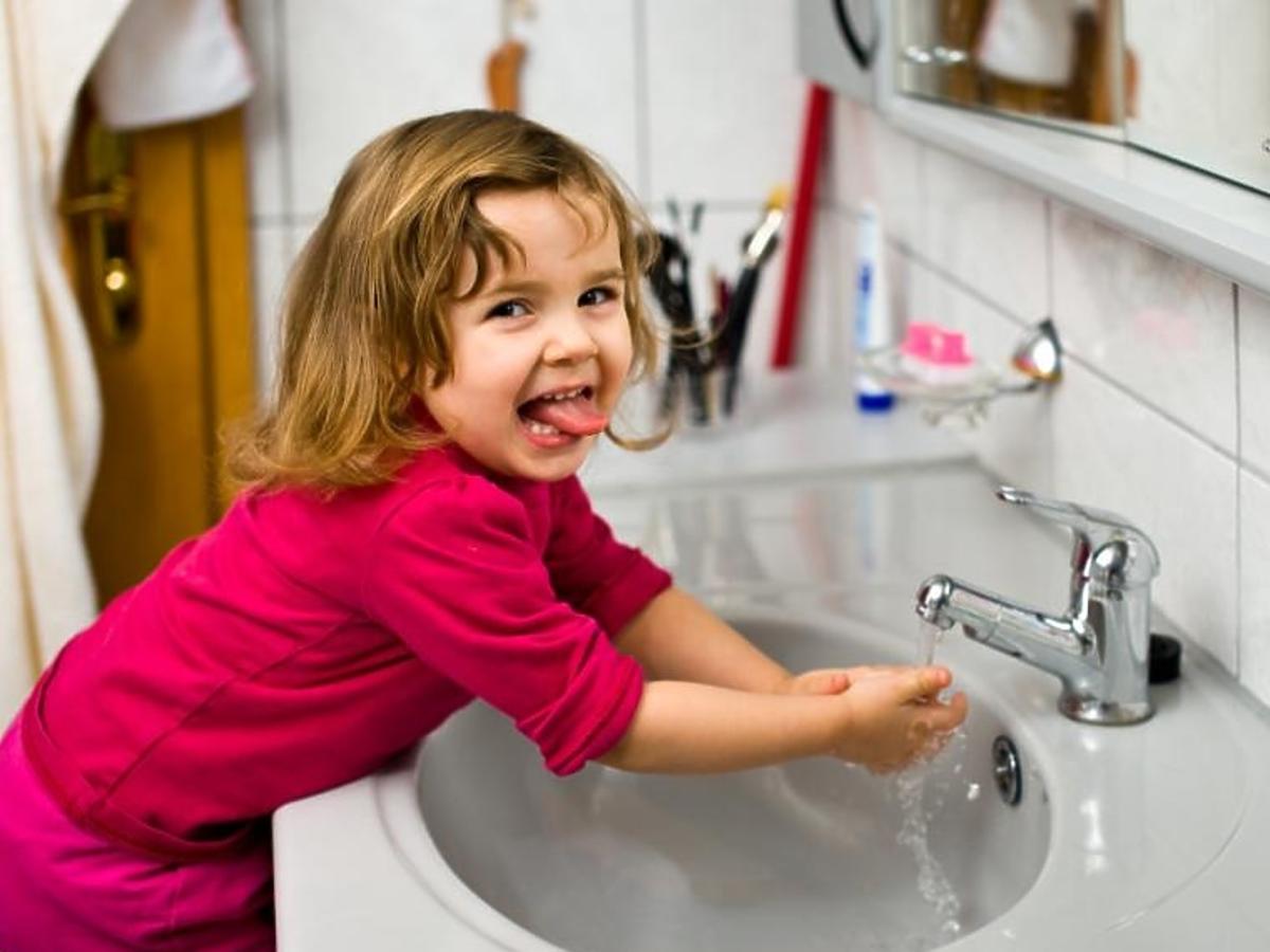 Dziewczynka myje ręce w prawidłowy sposób