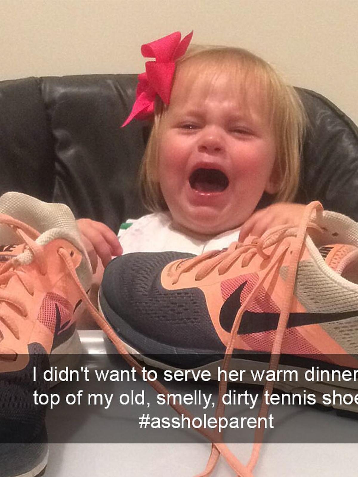 Dziewczynka płacze, bo mama nie podała jej obiadu na butach