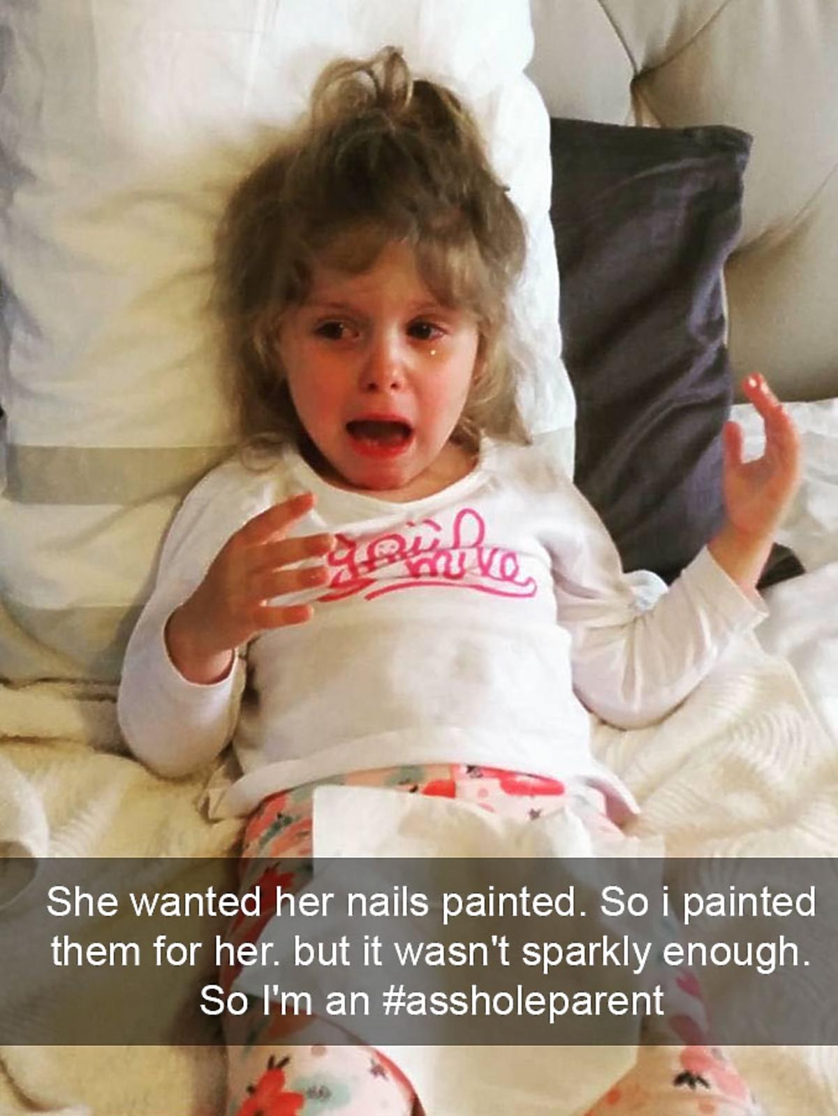 Dziewczynka płacze, bo mama nie pomalowała jej paznokci wystarczająco błyszczącym lakierem