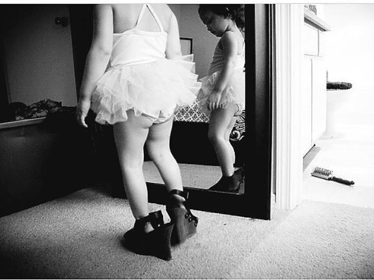 Dziewczynka przymierza buty mamy