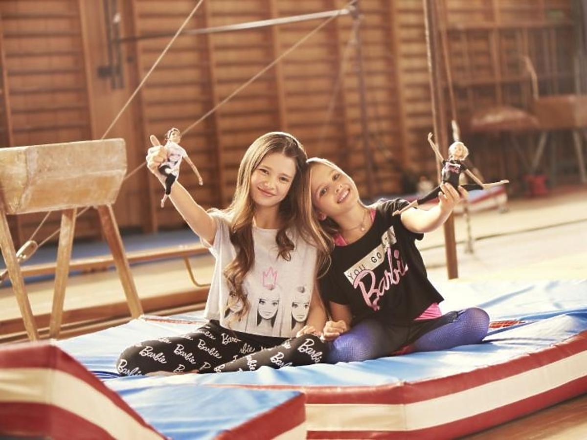 Dziewczynki ćwiczą razem z Barbie gimnastyczkami