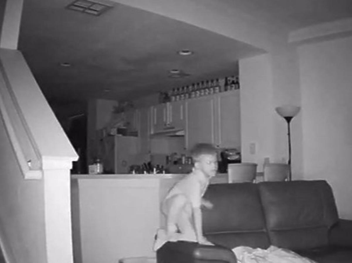 Kamera zarejestrowała, co 6-letni chłopiec robi w domu w środku nocy