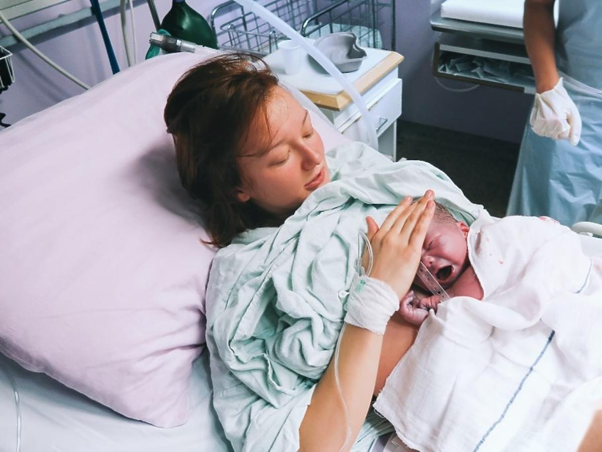 Kobieta po porodzie w szpitalu