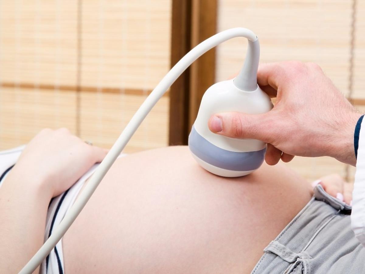 Kobieta w ciąży podczas badania USG