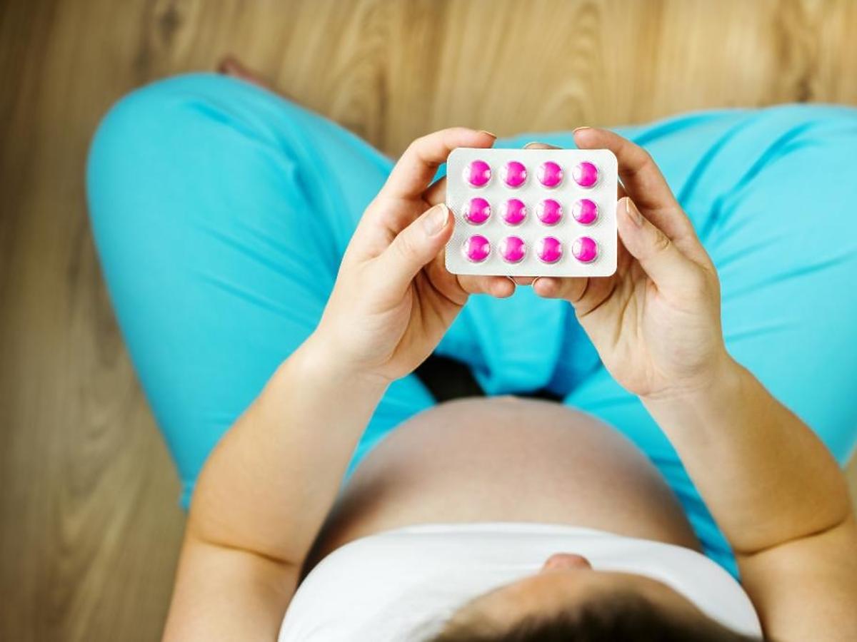 Kobieta w ciąży zastanawia się czy zażyć suplement diety
