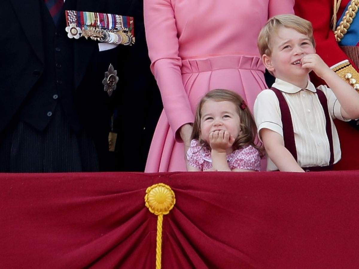 Książę George i księżniczka Charlotte z księżną Kate