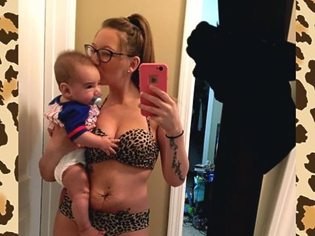 Lexi Sinclair w kostiumie kąpielowym z 4-miesięcznym synkiem