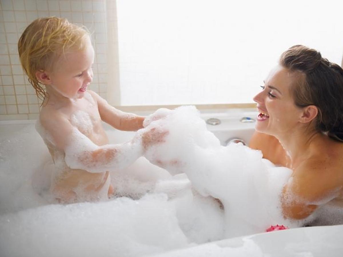 Mama kąpie się z synkiem w wannie