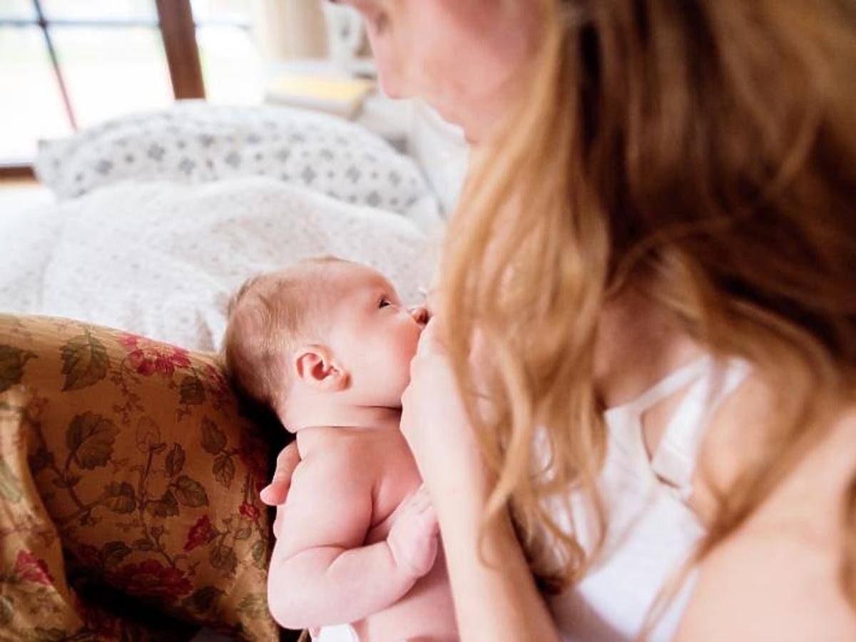 Mama karmi piersią niemowlę z lenistwa