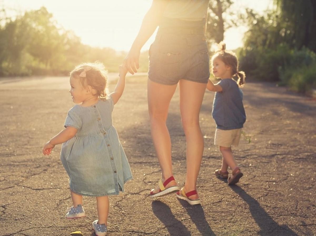 Mama na spacerze z dziećmi zdaje sobie sprawę z błędów, które kiedyś popełniała