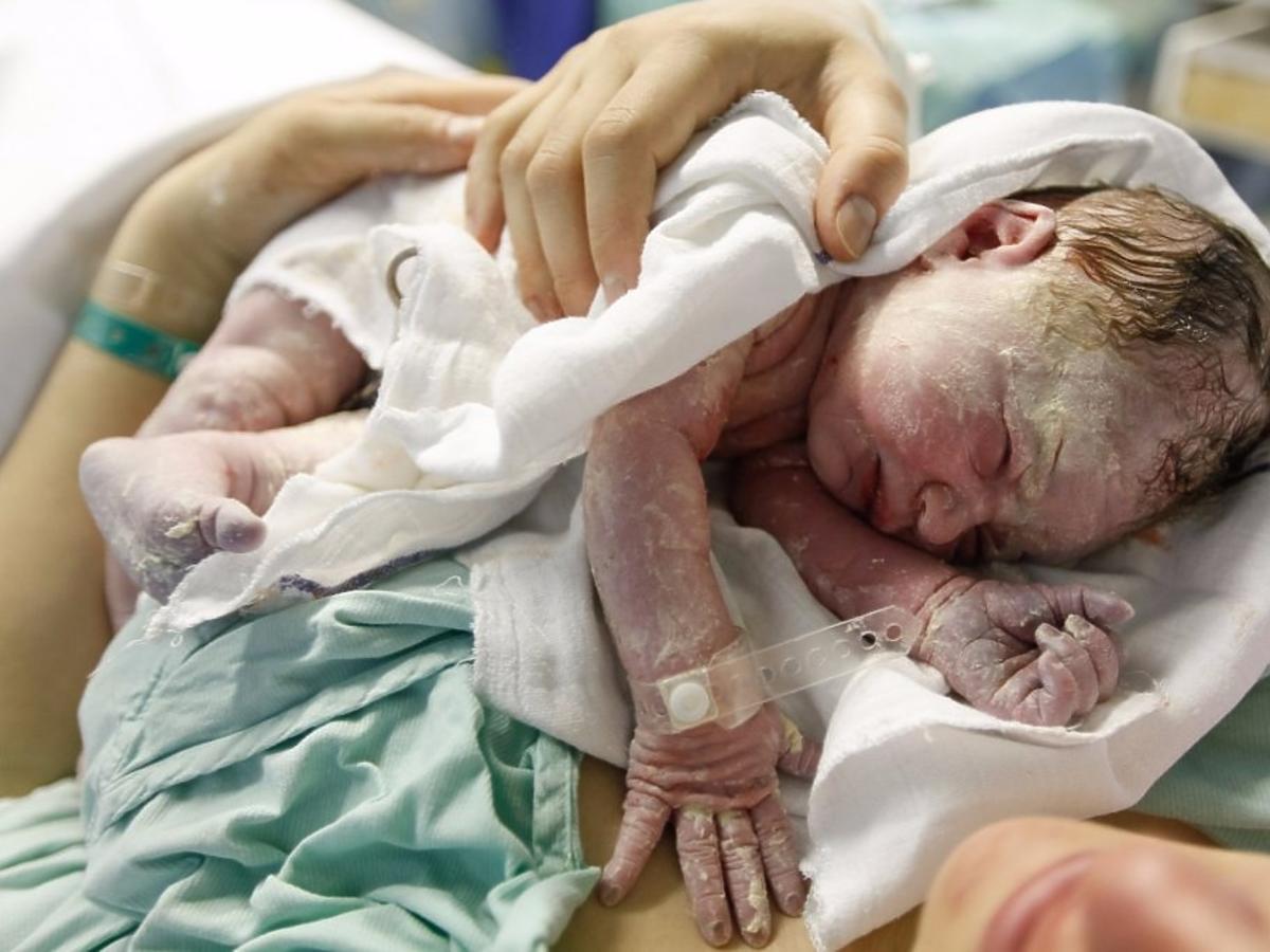 Mama pierwszy raz przytula nowo narodzone dziecko