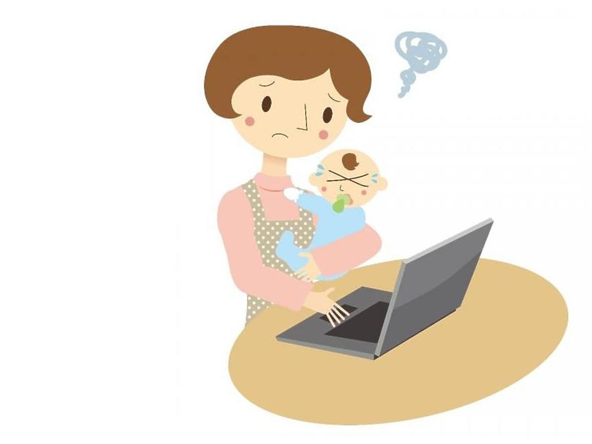 Mama przy komputerze z dzieckiem na rękach