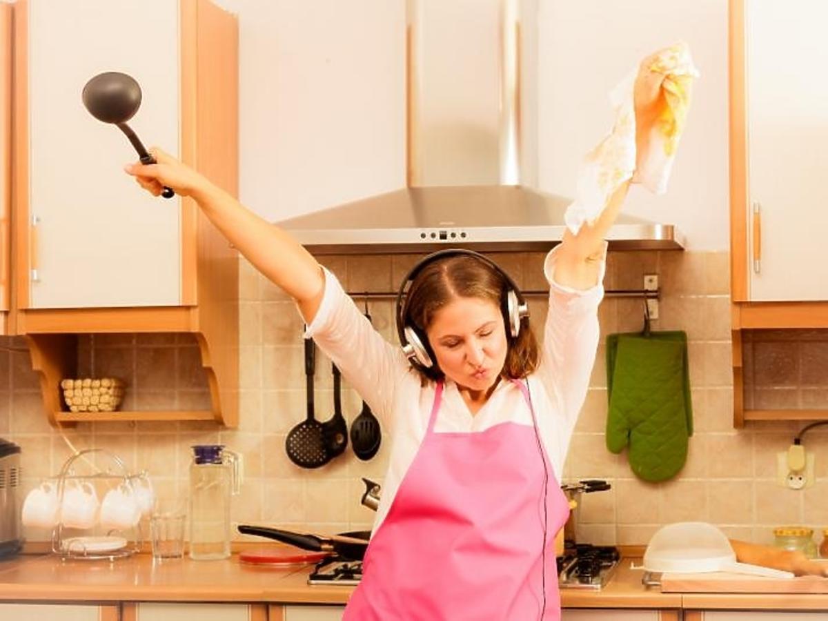Mama śpiewa i tańczy podczas sprzątania kuchni