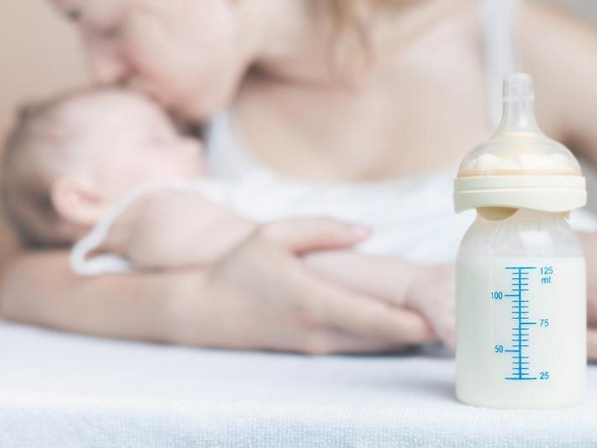 Mama z niemowlakiem i butelką mleka