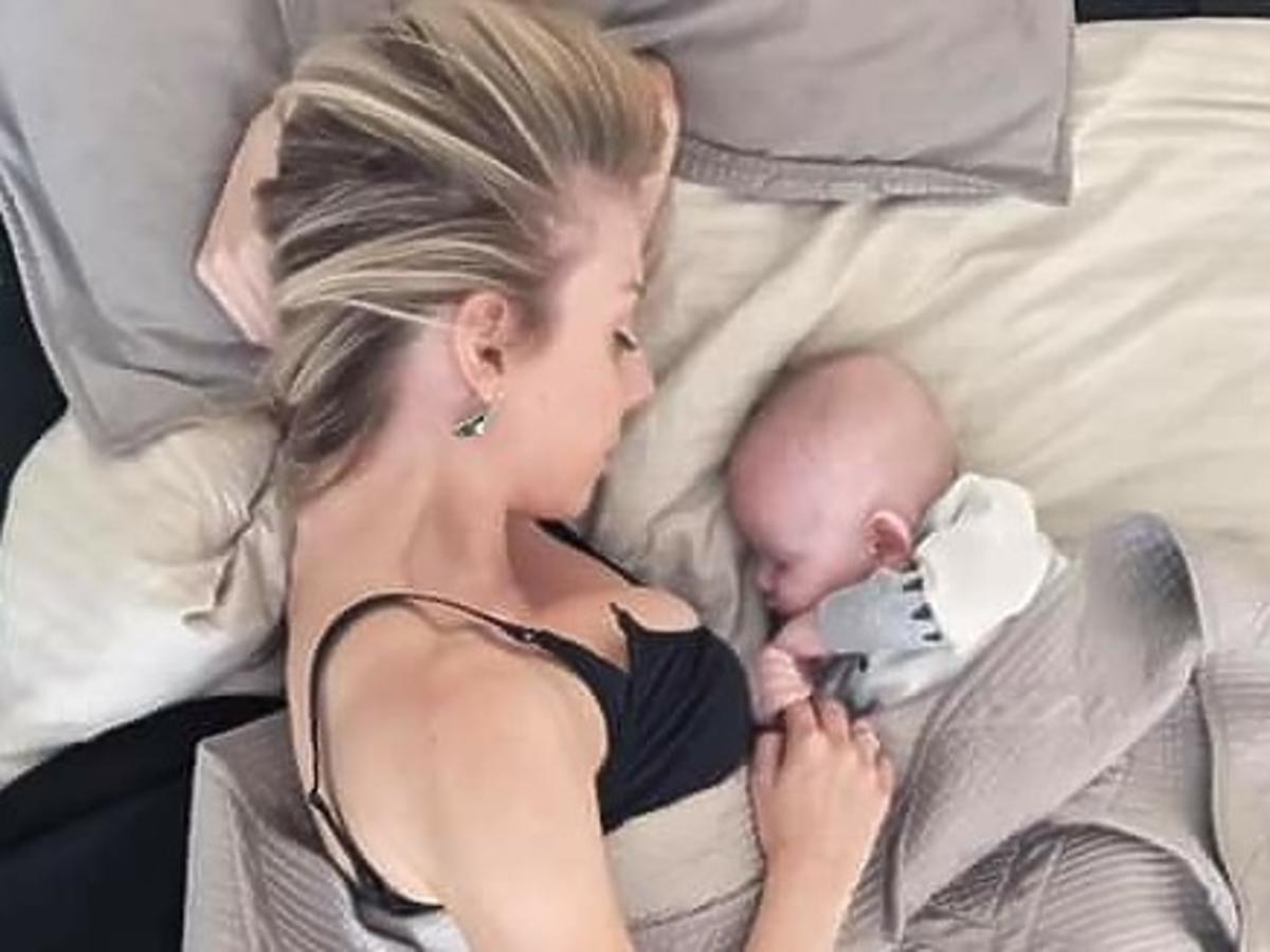 Mama zasnęła z niemowlakiem podczas karmienia piersią