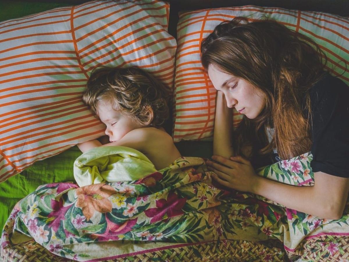 Mamy śpią mniej niż kobiety bez dzieci
