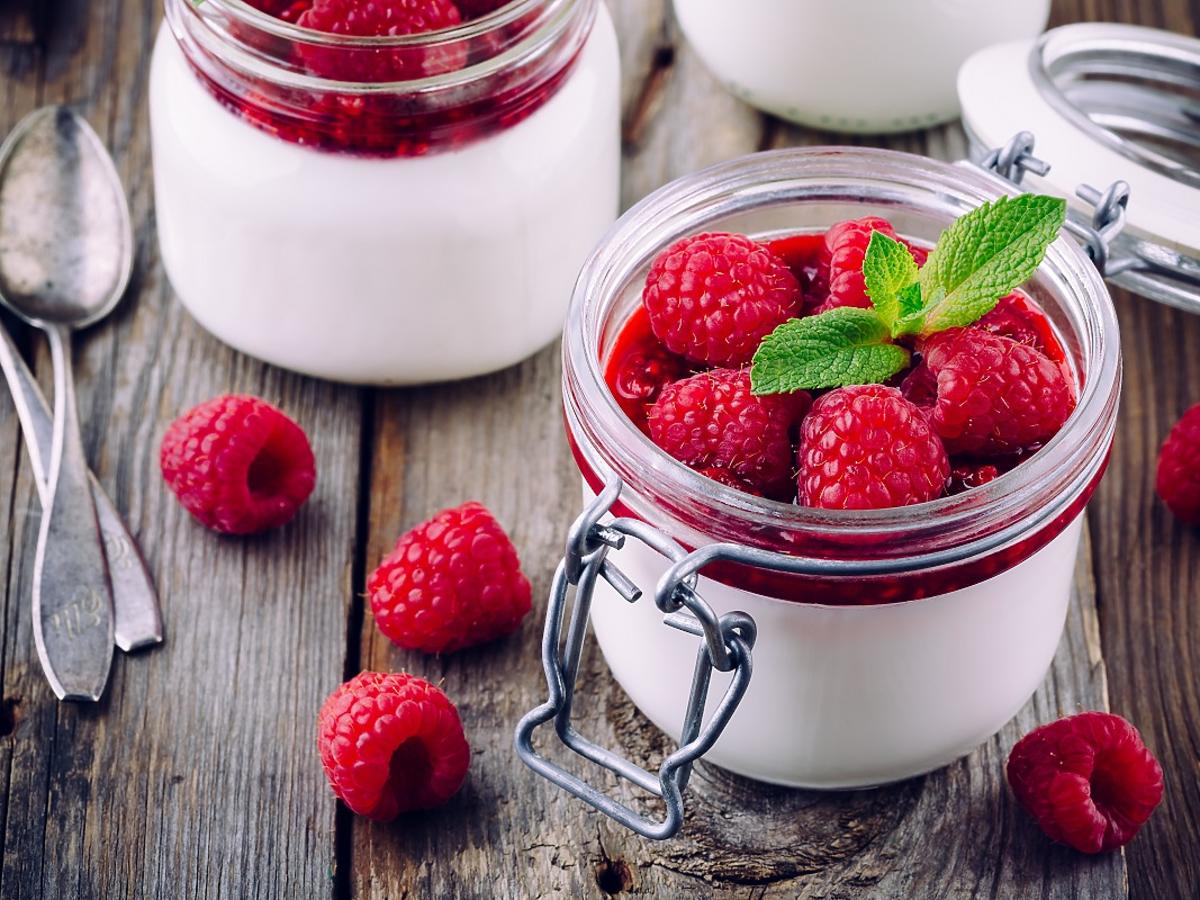Malinowy przekładaniec - deser z malin i jogurtu