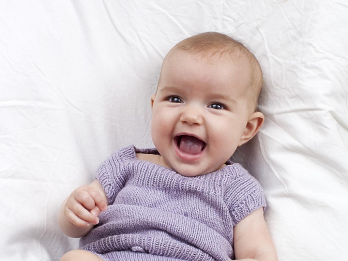 uśmiechnięte niemowlę w 4 miesiącu życia