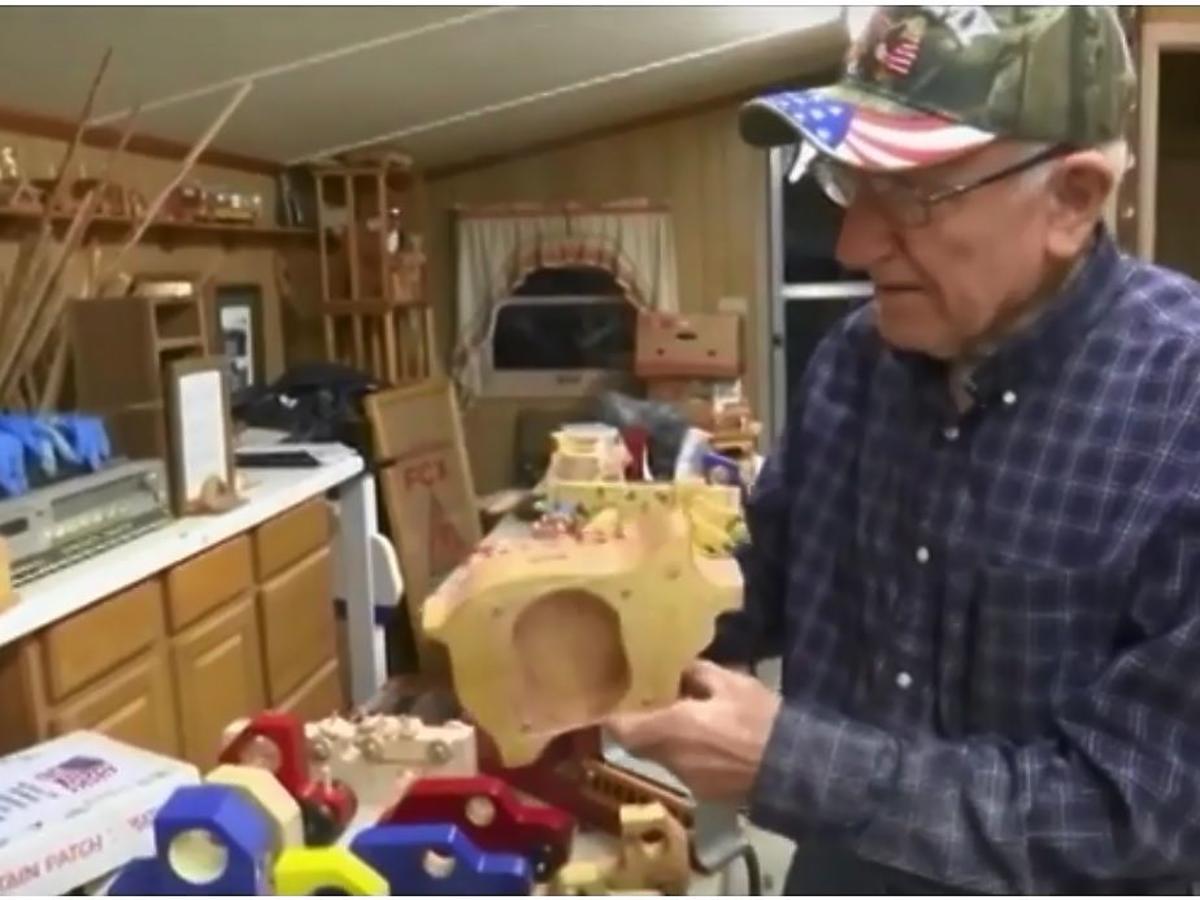 80-letni mężczyzna robi zabawki dla biednych dzieci i rozdaje je w święta