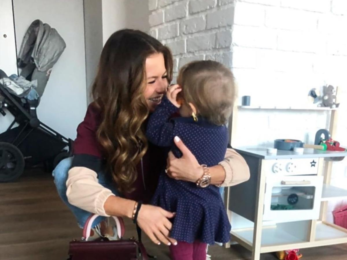 Ania Lewandowska przytula małą Klarę