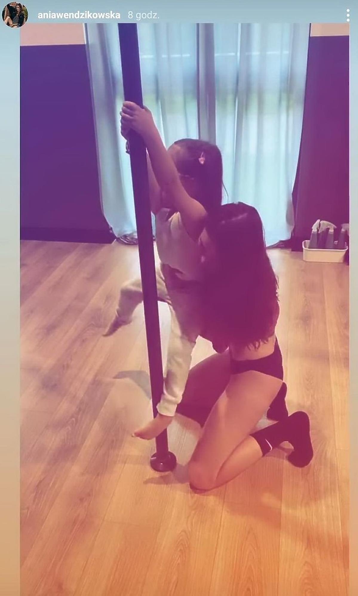 Ania Wendzikowska ćwiczy pole dance z córką