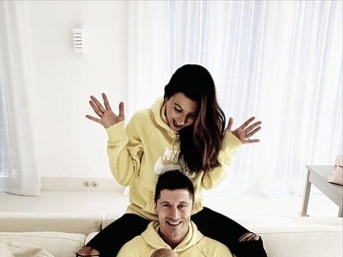 Anna i Robert Lewandowscy z Klara w żółtych bluzach