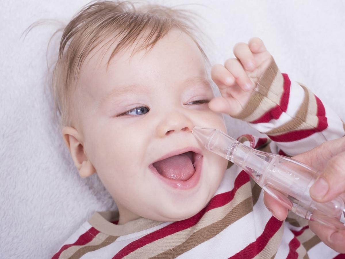 aspirator do noska w użyciu - niemowlę się śmieje